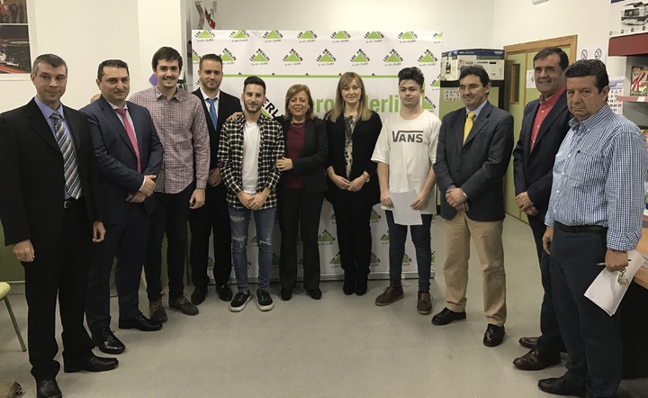 La consejera de Educación y Universidades, María Isabel Sánchez-Mora, la directora de Leroy Merlín en Murcia, Consuelo Ruiz, y los alumnos participantes en los nuevos ciclos formativos de FP Dual con la empresa