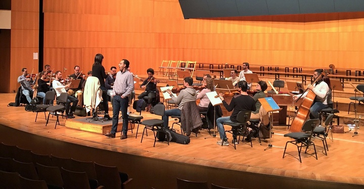 Miembros de la sección de cuerda de la Orquesta Sinfónica de la Región de Murcia y el tenor Gustavo Peña