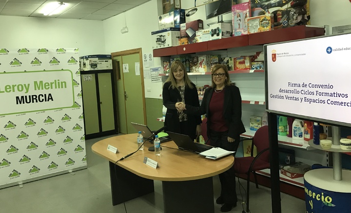 La consejera de Educación y Universidades, María Isabel Sánchez-Mora, firma los convenios para la puesta en marcha de nuevos itinerarios formativos de FP Dual con la directora de Leroy Merlín en Murcia, Consuelo Ruiz