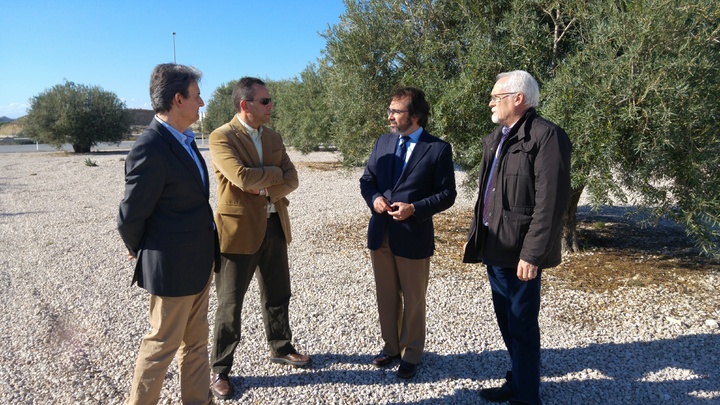Pedro Rivera visita la finalización de las obras de acondicionamiento dos rotondas en Abanilla