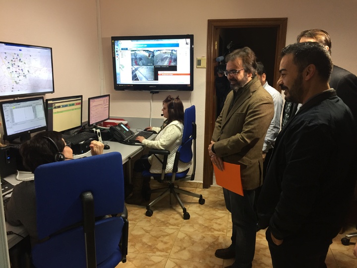 El consejero de Fomento e Infraestructuras visita las instalaciones de Radio Taxi Murcia