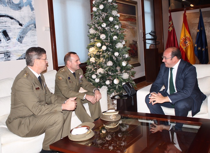 Pedro Antonio Sánchez se reunió hoy con el nuevo coronel del Regimiento de Artillería Antiaérea número 73, Enrique Silvela, y con su antecesor en el cargo, José Luis Carbonel