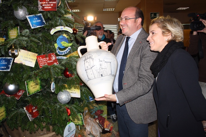 El presidente de la Comunidad encendió hoy el árbol de Navidad instalado en la Consejería de Agua, Agricultura y Medio Ambiente (II)