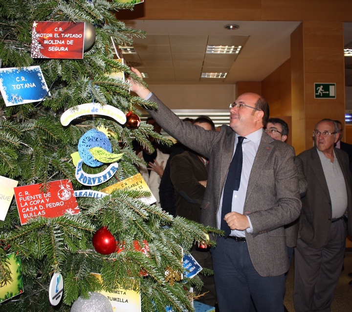 El presidente de la Comunidad encendió hoy el árbol de Navidad instalado en la Consejería de Agua, Agricultura y Medio Ambiente