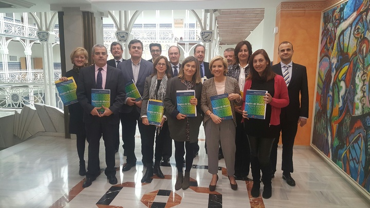 La consejera con su equipo directivo en la Asamblea Regional