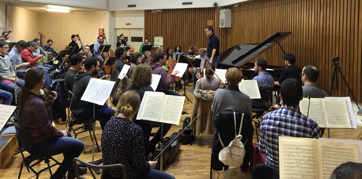 Un momento del ensayo de la Orquesta Sinfónica de la Región de Murcia con el joven pianista Konstantinos Destonius