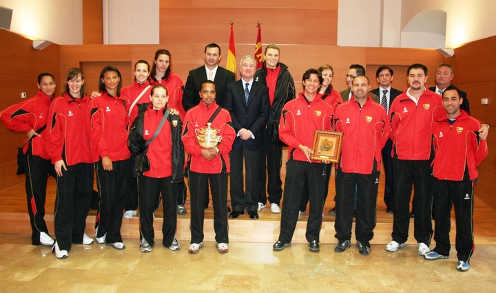 El presidente de la Comunidad Autónoma recibe al Club Voleibol Murcia 2005 tras su triunfo en la Copa de la Reina