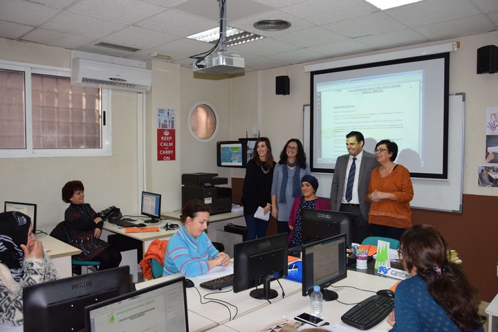 El director general del Servicio Regional de Empleo y Formación, Alejandro Zamora, en el taller de búsqueda de empleo por Internet celebrado hoy en la Asociación Crecer