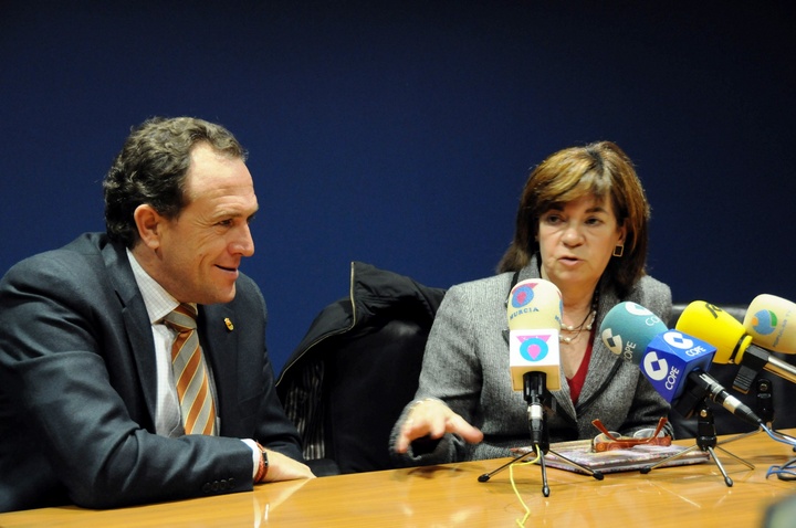 El director general de Protección Civil, Luis Gestoso, visita junto la alcaldesa de Lizarza, Regina Otaola,  el Centro de Coordinación de Emergencias de la Región de Murcia