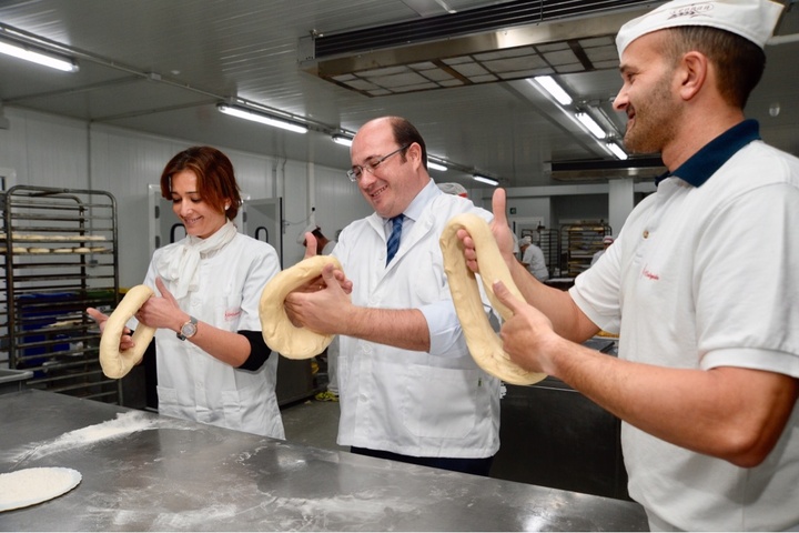 El presidente de la Comunidad, Pedro Antonio Sánchez, visita las nuevas instalaciones de la panadería 'La Colegiala'