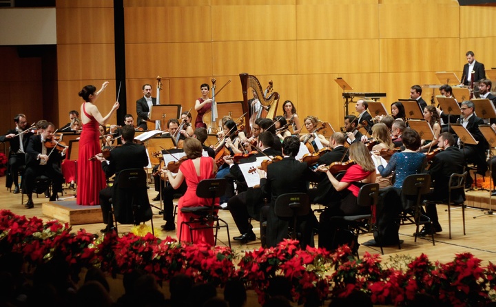 Los miembros de la Orquesta Sinfónica de la Región de Murcia, con su directora titular, Virginia Martínez, al frente, durante la celebración del Concierto de Año Nuevo en el Auditorio regional