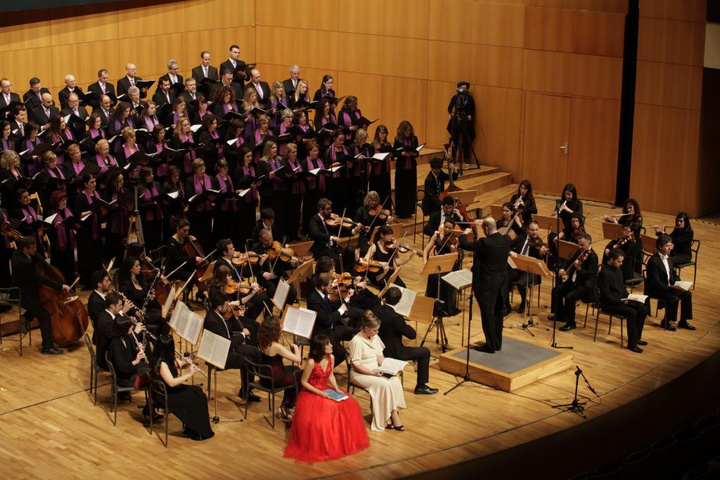 Los miembros de la Orquesta Sinfónica de la Universidad Católica San Antonio de Murcia, durante un concierto ofrecido en el Auditorio Víctor Villegas de Murcia.