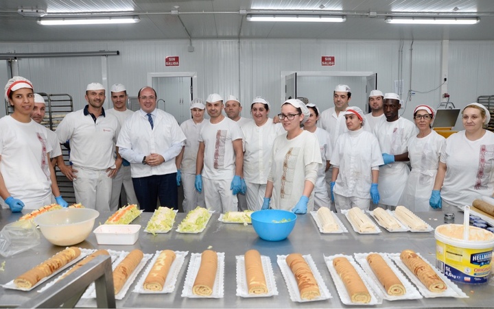 El presidente de la Comunidad, Pedro Antonio Sánchez, visita las nuevas instalaciones de la panadería 'La Colegiala' (2)