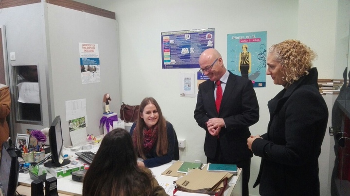 El consejero de Desarrollo Económico, Turismo y Empleo, Juan Hernández, durante la visita a las instalaciones de Aspanpal (II)