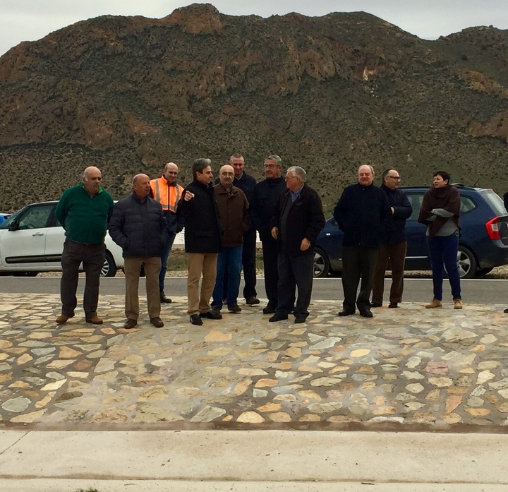 El director general visita las nuevas paradas de autobús de la RM-E22