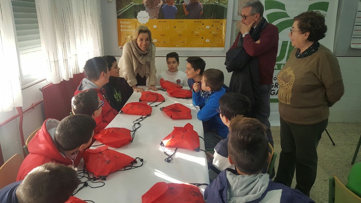 La consejera, el alcalde de Abarán y la directora del centro Santiago Apóstol cuentan a los alumnos las ventajas de consumir aceite de oliva virgen extra