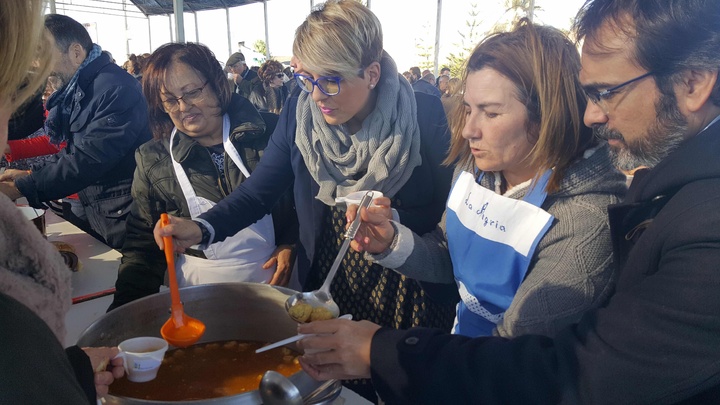 La consejera Noelia Arroyo asiste a la degustación de pelotas organizada en Pozo Estrecho