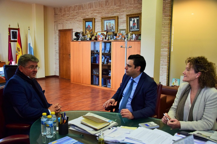 El director general del Servicio Regional de Empleo y Formación, Alejandro Zamora, durante la reunión mantenida hoy con el alcalde de los Alcázares, Anastasio Bastida