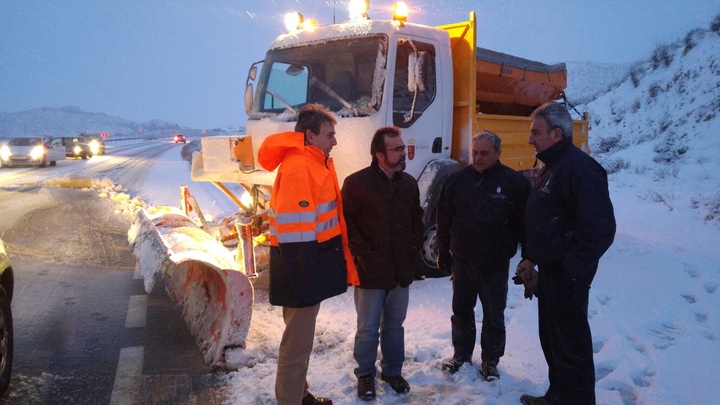 El consejero de Fomento e Infraestructuras supervisa los trabajos para quitar la nieve en la carretera RM-711 (Lorca-Caravaca).
