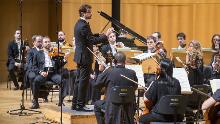El director de orquesta Andrés Salado durante un concierto que ofreció en el Auditorio Víctor Villegas junto a la Orquesta Sinfónica de la Región
