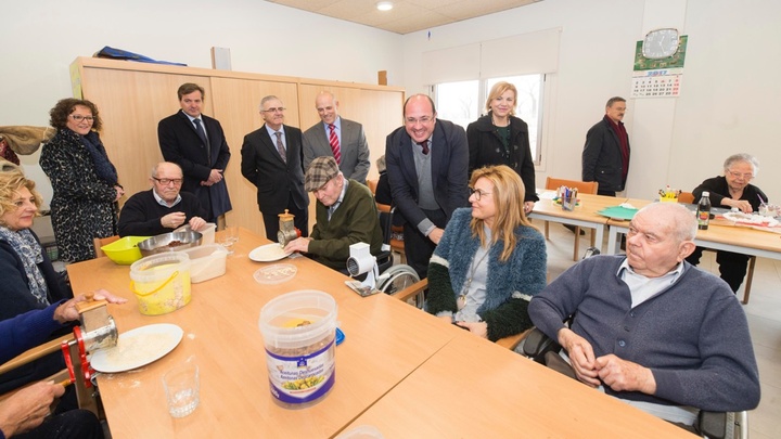 El presidente de la Comunidad inaugura el conjunto residencial 'El Valle de las Palas' (3)