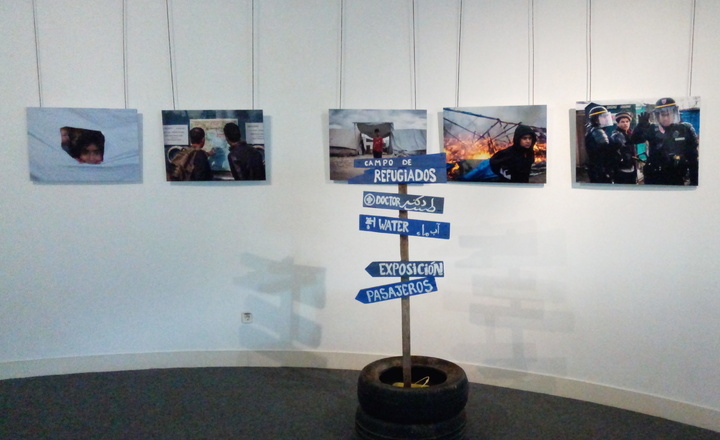 Algunas de las fotografías de los campos de refugiados que se pueden ver en la Biblioteca Regional, en la exposición 'Pasajeros'.