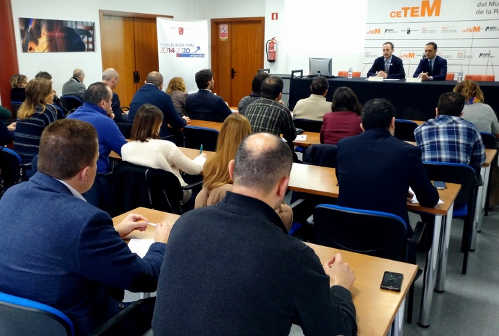El director del Instituto de Fomento, Javier Celdrán, y el director del Centro Tecnológico del Mueble y la Madera de la Región de Murcia (Cetem), José Francisco Puche, durante la presentación de las aceleradoras sectoriales de proyectos europeos