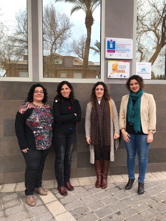 La directora general de Mujer, Alicia Barquero, junto con la concejala de Servicios Sociales e Igualdad de Torre Pacheco, Verónica Martínez Marín