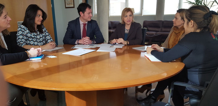 Reunión de la consejera de Familia e Igualdad de Oportunidades, Violante Tomás, con los responsables de Caixabank