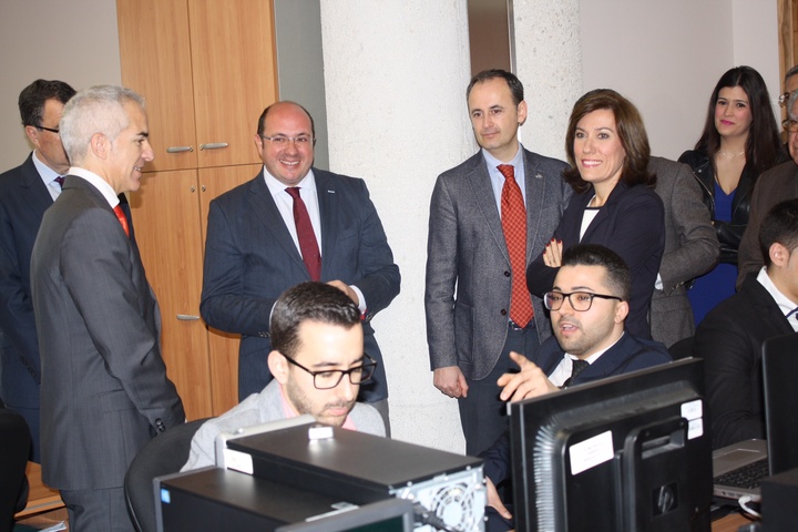 El presidente de la Comunidad asiste a la inauguración de la empresa de tecnología Metaenlace (3)