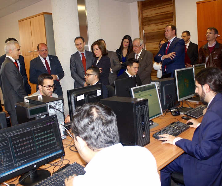 El presidente de la Comunidad asiste a la inauguración de la empresa de tecnología Metaenlace (4)