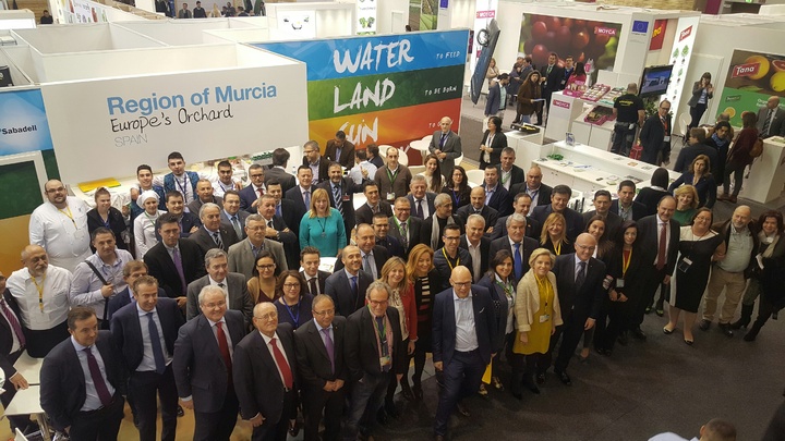 Los consejeros de Agricultura, Adela Martínez-Cachá, y de Desarrollo Económico, Juan Hernández, inauguraron el stand institucional de la Región de Murcia en la feria Fruit Logística de Berlín, acompañados por representantes de empresas de la Región