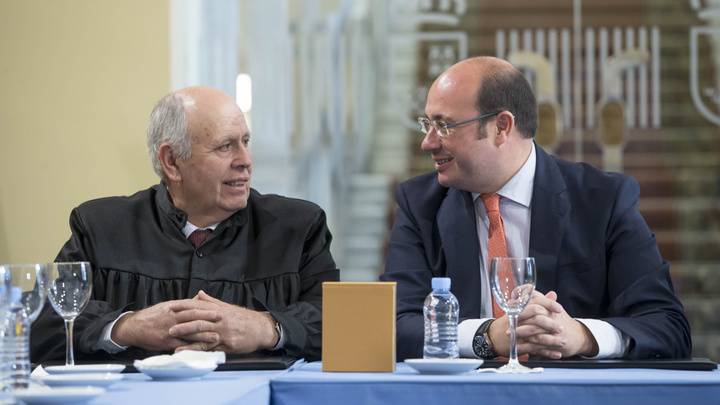 El presidente de la Comunidad recibe en el Palacio de San Esteban a los miembros del Consejo de Hombres Buenos de la Huerta de Murcia (3)