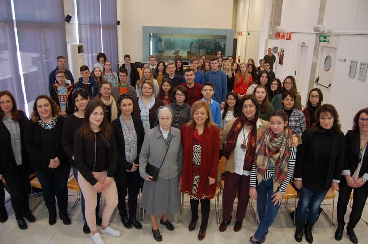 La consejera de Educación y Universidades, María Isabel Sánchez-Mora, junto a los alumnos y profesores participantes en un programa de intercambio 'Erasmus+' del colegio Cristo Crucificado de Mula con Croacia, Turquía y Polonia.