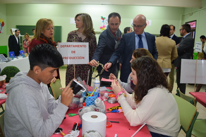 Los consejeros de Desarrollo Económico, Turismo y Empleo y Educación y Universidades, Juan Hernández y María Isabel Sánchez-Mora, han presentado los programas de emprendimiento escolar en el colegio CEI (II)