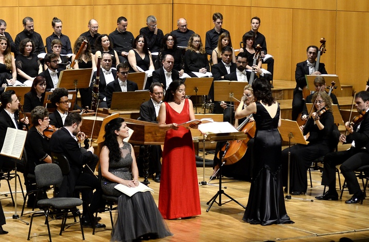 La soprano María Espada, durante una actuación junto a los miembros de la Orquesta Sinfónica de la Región de Murcia