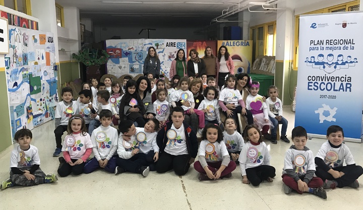 La consejera de Educación y Universidades, María Isabel Sánchez-Mora, visitó hoy el colegio Ciudad de la Paz, en El Palmar (Murcia), donde participó con los alumnos en una de las jornadas del programa educativo / 1