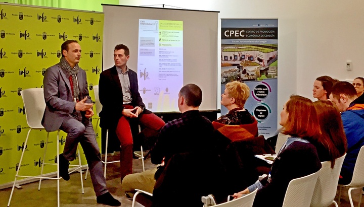 El director del Instituto de Fomento, Javier Celdrán, y el alcalde de Cehegin, José Rafael Rocamora, conversan con los emprendedores y empresarios que asistieron a la 'Caña Emprendedora'