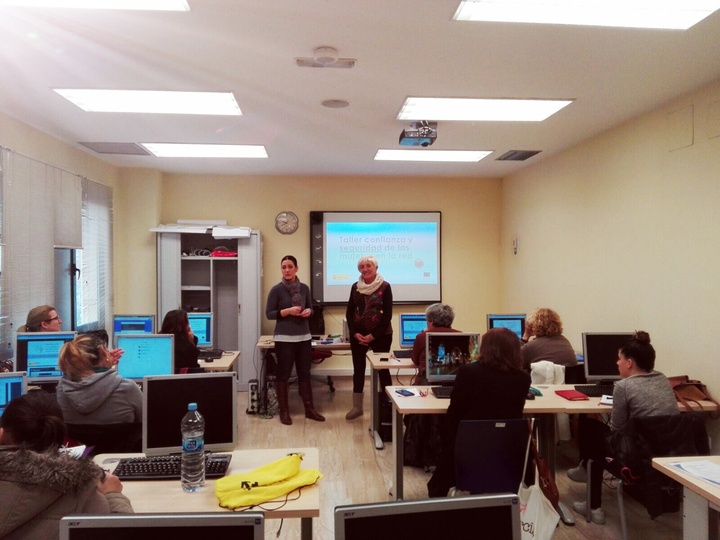 La directora general de Mujer, Alicia Barquero, inaugura el proyecto Atenea de Radio Ecca