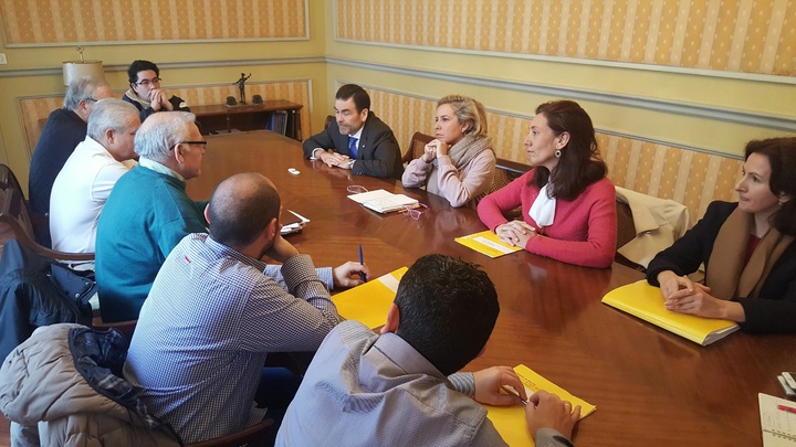 La consejera, acompañada por la directora general calidad y Evaluación Ambiental, el alcalde de Cartagena y técnicos de la Consejería, mantiene una reunión con los vecinos