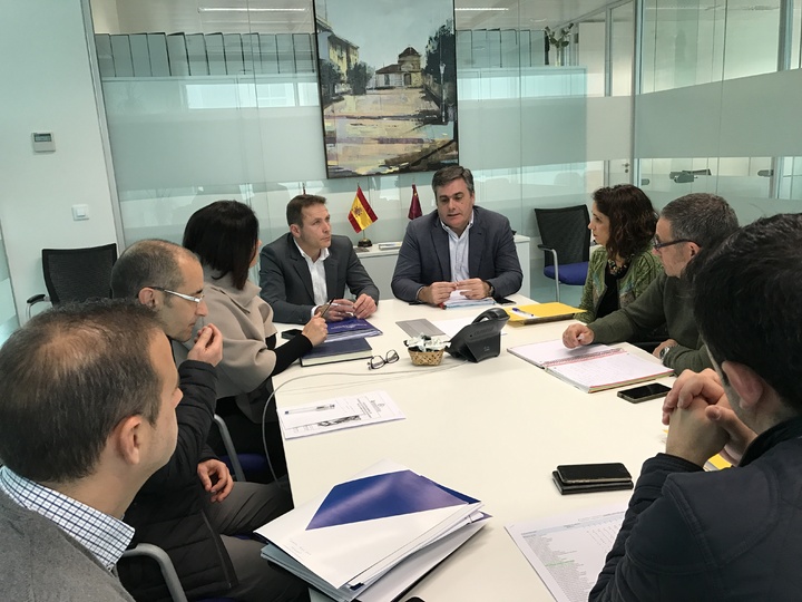 El director general del Agua, Andr&eacute;s Mart&iacute;nez, junto al alcalde de Torre Pacheco y t&eacute;cnicos de la Consejer&iacute;a y del Ayuntamiento