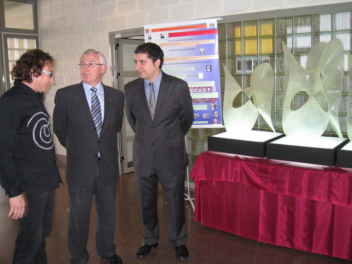 El consejero de Cultura inaugra la exposición "Arte y Matemáticas"