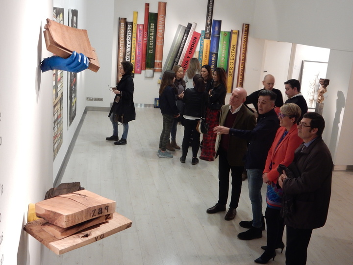Noelia Arroyo asiste en Madrid a la inauguración de la exposición de Nicolás de Maya 'Delectus ex libris'