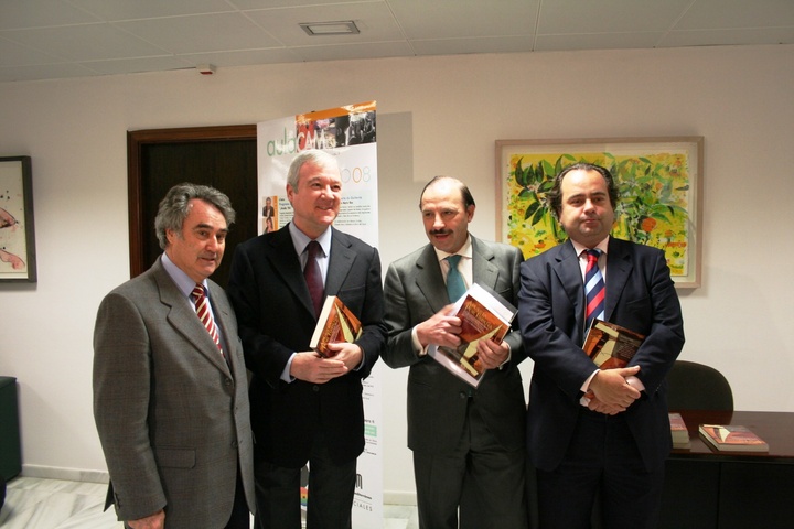 El presidente de la Comunidad Autónoma preside la presentación del libro de Vicente Martínez Pujalte