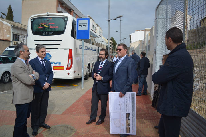 El consejero de Fomento e Infraestructuras, acompañado del alcalde de Caravaca de la Cruz visita las nuevas paradas para autobuses turísticos que se han construido en Caravaca