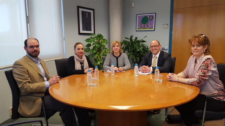 Reunión de la consejera de Familia e Igualdad de Oportunidades, Violante Tomás, con el Foro de la Familia