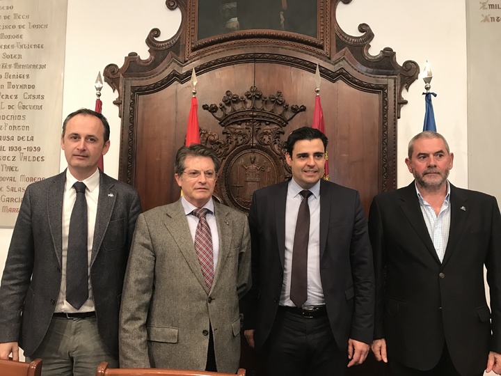 Los directores generales del Servicio Regional de Empleo y Formación, Alejandro Zamora, y del Instituto de Fomento, Javier Celdrán, han presentado en el Ayuntamiento de Lorca la iniciativa 'Agroemprendia' de Fecoam (Federación de Cooperativas Agrarias de Murcia)