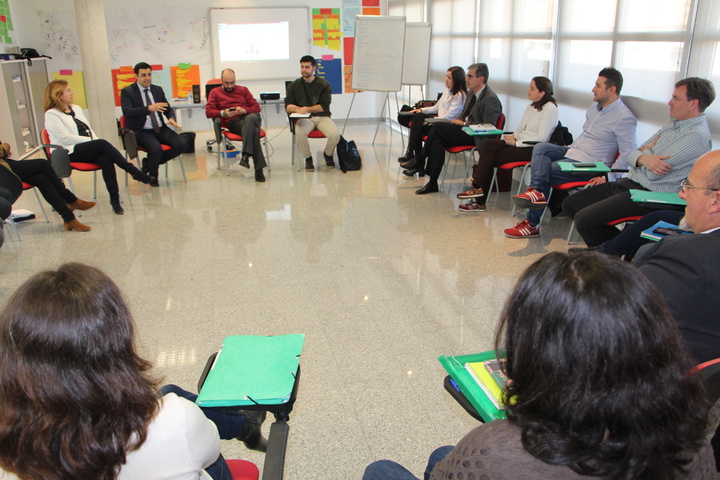 El director general del Servicio Regional de Empleo y Formación, SEF, Alejandro Zamora, acompañado por la alcaldesa de San Pedro del Pinatar, Visitación Martínez, durante la visita al grupo de desempleados que han participado en el programa '100x100 Activación' (II)