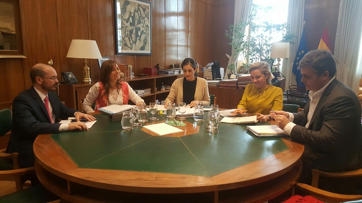 La consejera de Agua, Agricultura y Medio Ambiente mantiene una reunión con la Secretaria de Estado de Medio Ambiente