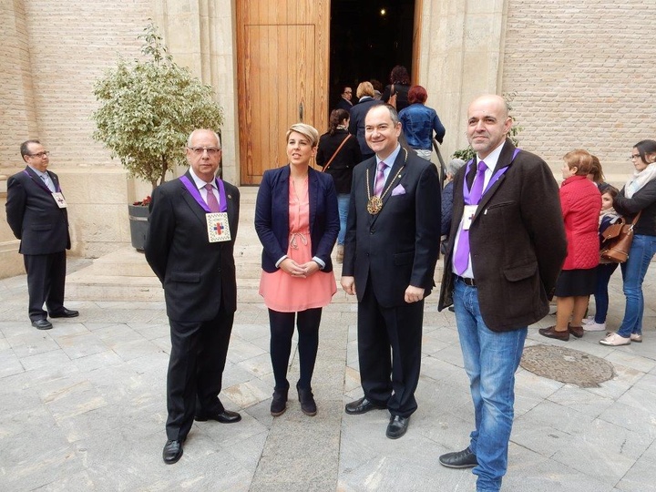 La consejera  de Cultura participa en el besapié del Cristo del Rescate en la iglesia San Juan Bautista de Murcia